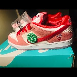 Nike SB dunk Strange Love